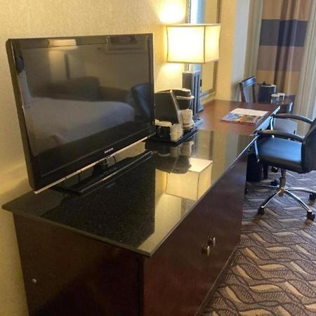 Radisson Hotel Austin - University Экстерьер фото