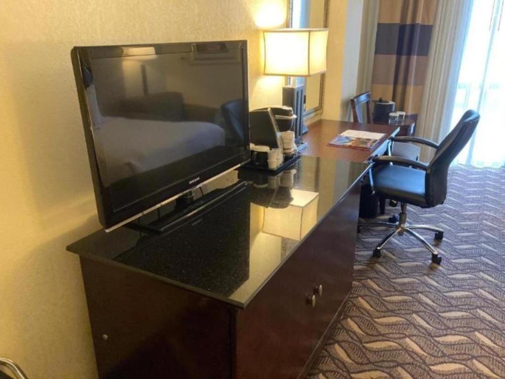 Radisson Hotel Austin - University Экстерьер фото