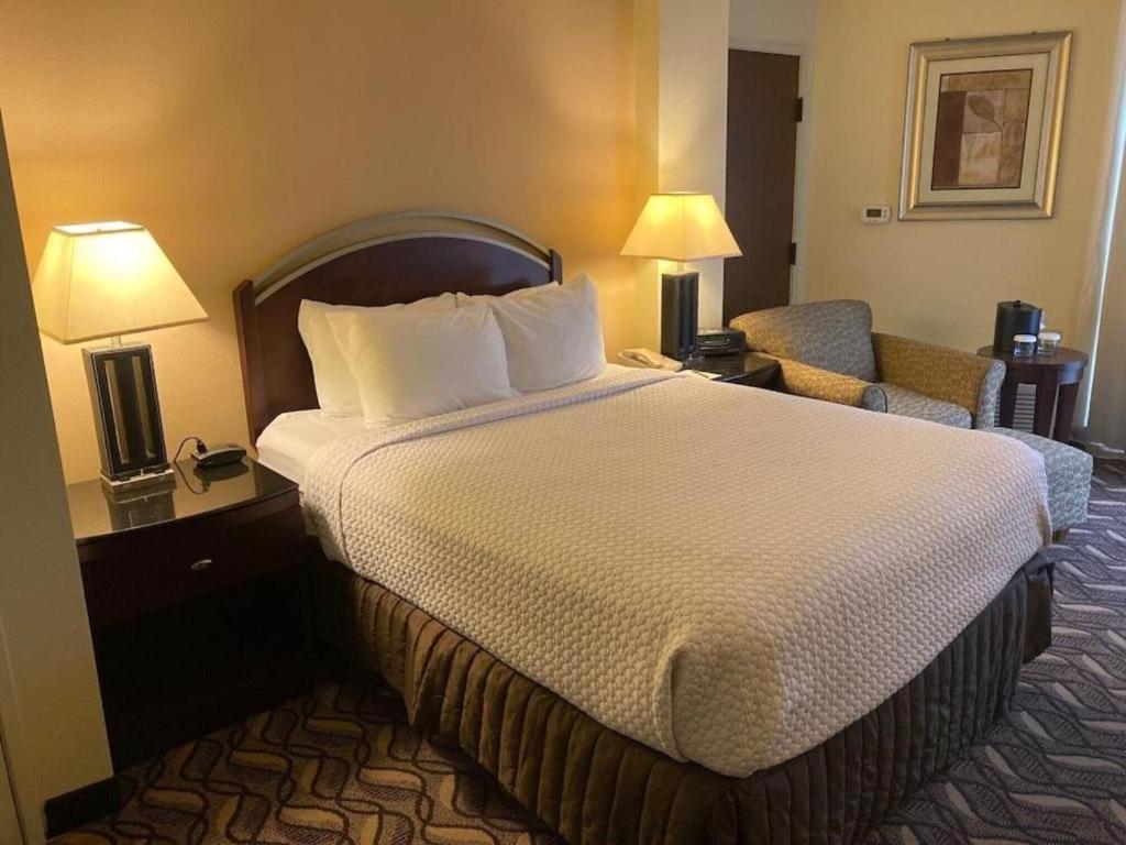 Radisson Hotel Austin - University Экстерьер фото