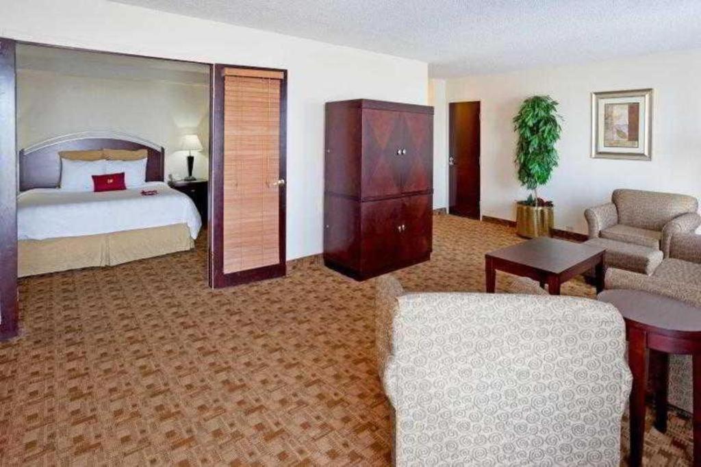 Radisson Hotel Austin - University Экстерьер фото
