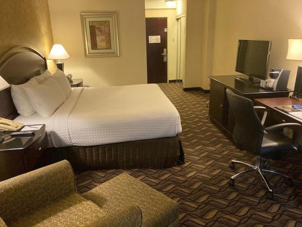 Radisson Hotel Austin - University Экстерьер фото