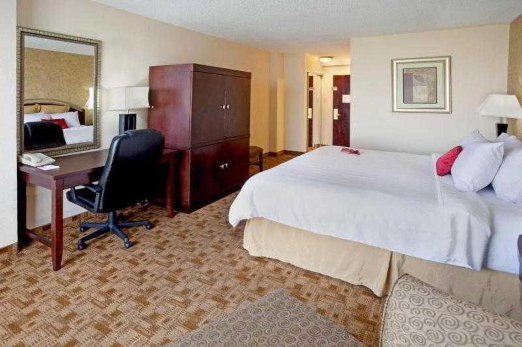 Radisson Hotel Austin - University Экстерьер фото