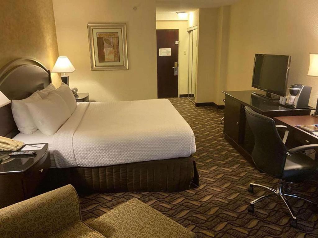 Radisson Hotel Austin - University Экстерьер фото
